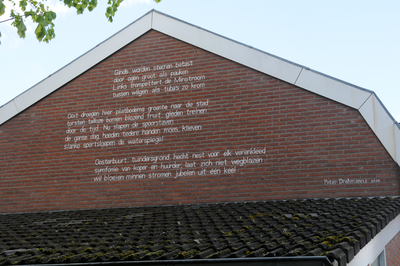 909688 Afbeelding van het gedicht Oosterbuurt van Peter Drehmanns op de zijgevel van het huis Zonstraat 45 te Utrecht.